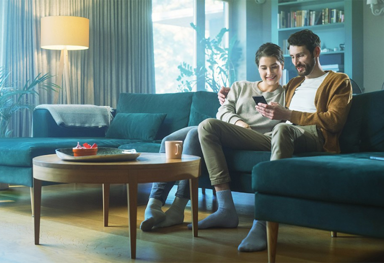 Electric Ireland - Couple looking at a phone